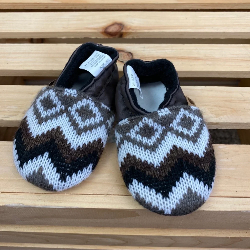 Mukluks sweater moccasins size 0-6‎ months brown